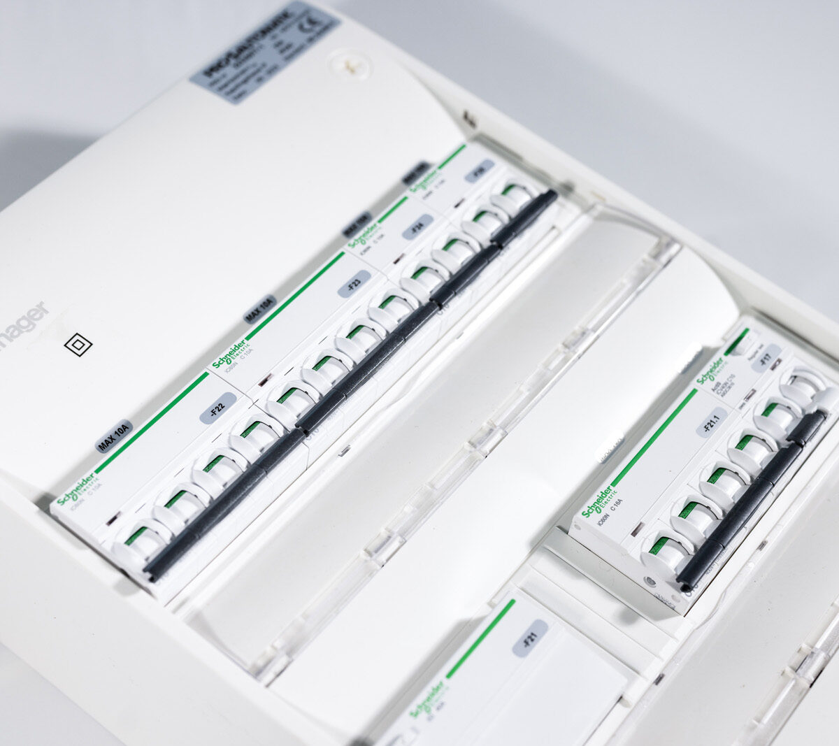 El-tavle med 10 automatsikringer og 2 HPFI-afbrydere