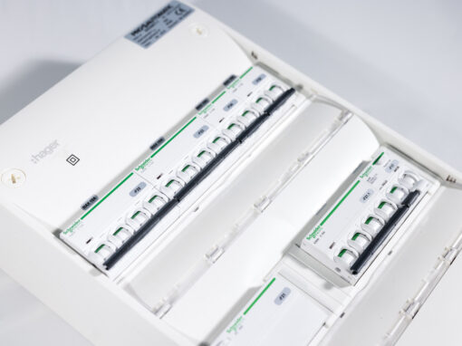 El-tavle med 10 automatsikringer og 2 HPFI-afbrydere